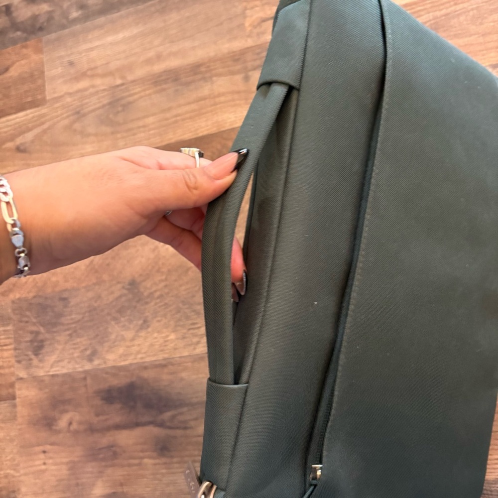 Incase Green Laptop Sleeve - Picture 4 of 12